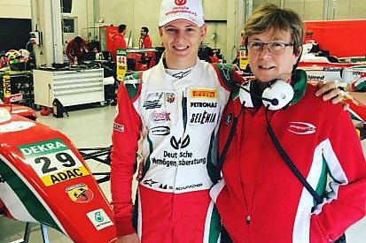 Mick Schumacher elképesztően kezd hasonlítani az apjára