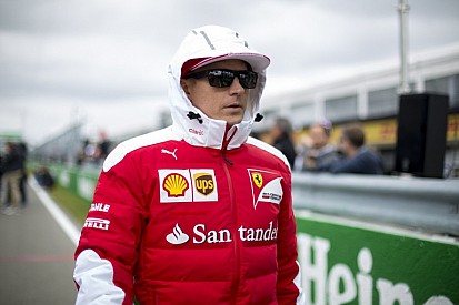 Minttu az álomnő: magassarkúban, Räikkönen mezben a focipályán!