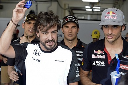 Alonso és Sainz félmeztelen mini golfoztak Bakuban