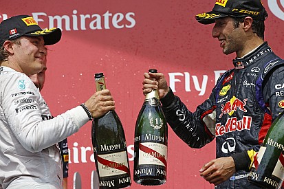 Egy rendkívül jól elkapott jelenet: Ricciardo és Rosberg Bakuban