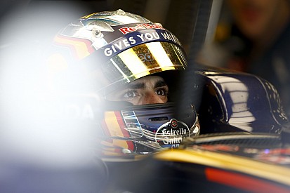 Sainz nagyon csúnyán elfékezte Bakuban - füstöltek a gumik!