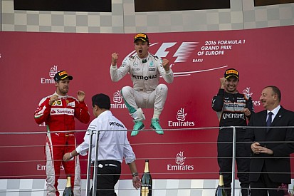 Videón Rosberg botlása - ahogy elveszti egyensúlyát a dobogón...