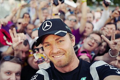 Óriási: Rosberg és Keanu Reeves közös szelfi