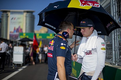 Max Verstappen egy este alatt a világ összes red bullos cuccát aláírja!