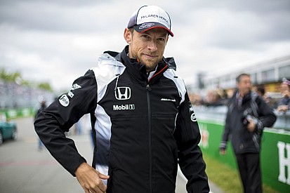 Button belevaló anyukája - elkísérte a fiát Goodwoodba!