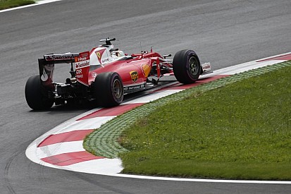 Vettel eldobta a Ferrarit a második edzés végén, elakadt a gép a sóderben