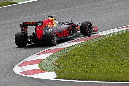 Látványos kicsúszások és Verstappen balesete a Red Bull Ringről