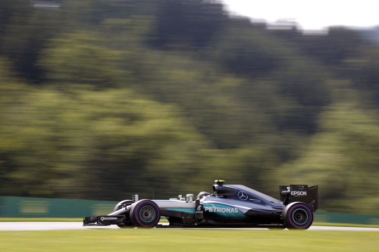 Egészen közelről, ahogy eltörik Rosberg bal hátsó felfüggesztése