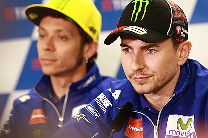 Battibecco fra Lorenzo e Valentino: il sorpasso era troppo duro?