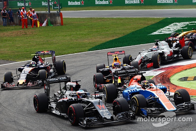 Alonso es el piloto que más adelanta en las salidas