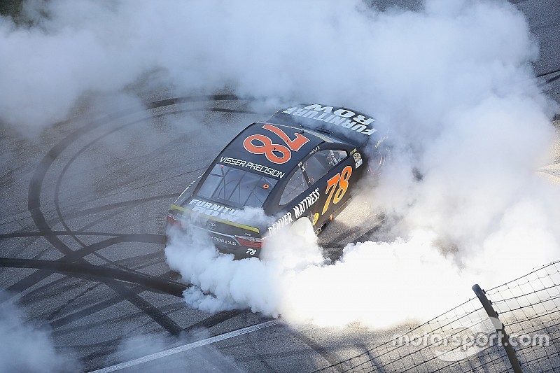 NASCAR-Rennsieger Martin Truex Jr. fällt wieder durch technische Nachkontrolle