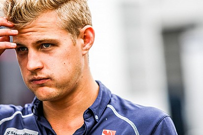 Schaafwonden bij Ericsson na aanrijding met Thaise kip