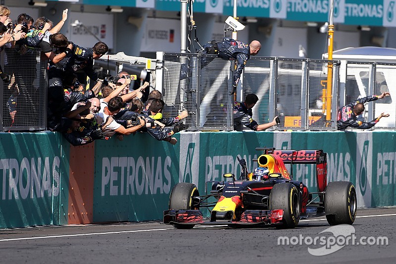 Ricciardo wint in Sepang ten koste van Verstappen, drama voor Lewis Hamilton