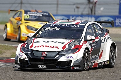 WTCC: Michelisz Norbi az utolsó métereken, drámai körülmények között bukta el a győzelmet a Volvo ellen Kínában