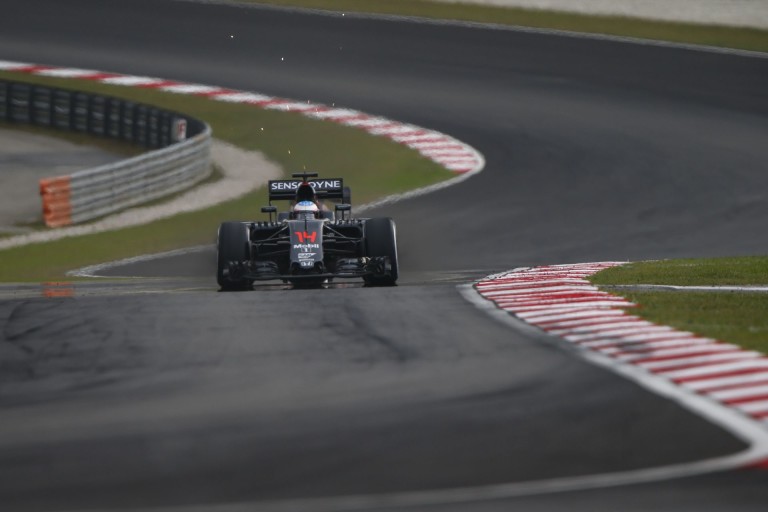 Videón a McLaren új hátsó szárnya: fontos fejlesztés