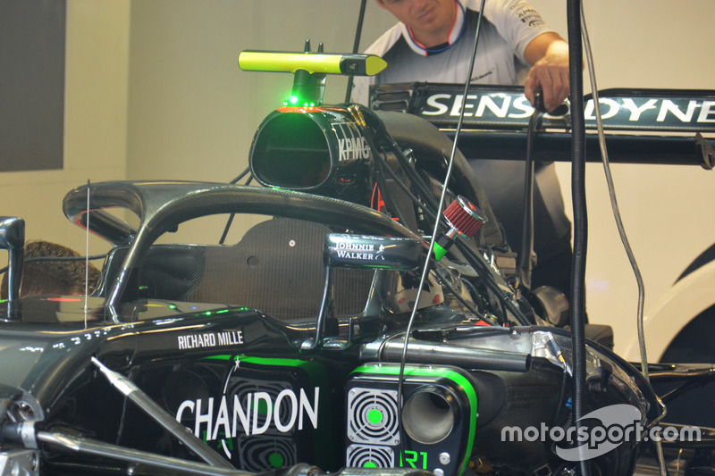 F1-es technikaóra a McLaren hátsó szárnyával és Halójával