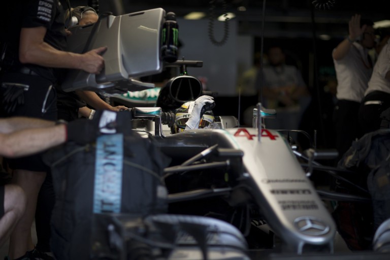 Brutális idővel és előnnyel nyerte a harmadik edzést Hamilton: Verstappen rajtbüntetést kap az újabb húzása miatt?