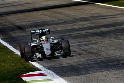 Hamilton élete egyik legrosszabb startján van túl, de így is simán második lett
