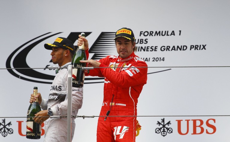 Hamilton megelőzte Alonsót: minden idők harmadik legeredményesebb pilótája
