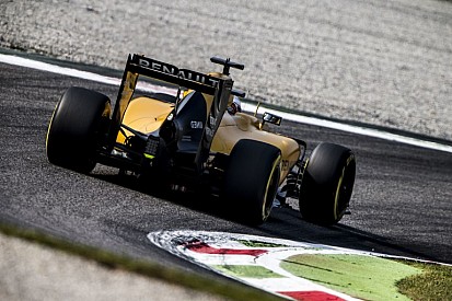 A Renault 2017-re halaszthatja a döntést: megpróbálják kivásárolni Sainz-ot?