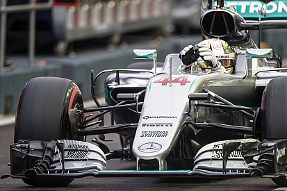 Hamilton jó reggelt kíván Kókusszal az ágyban