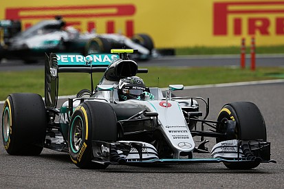 Lauda dice que Hamilton no alcanzará esta vez a Rosberg