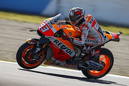 Marquez gewinnt Rennen & WM – Rossi & Lorenzo stürzen