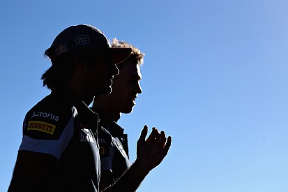 Sainz cree que Kvyat "se merece" continuar en Toro Rosso