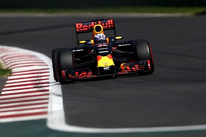 Ricciardo baalt: "Vettel verdiende het niet op het podium te staan"