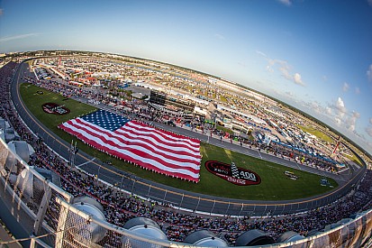 Vettel en Raikkonen geven F1-demo op Daytona International Speedway