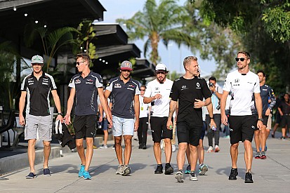 Kvyat: las juntas de pilotos son como "un jardín de niños"