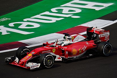 Stewards bespreken verzoek van Ferrari om Vettels straf opnieuw te bekijken