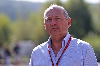 Денніс подав до суду для збереження місця в McLaren