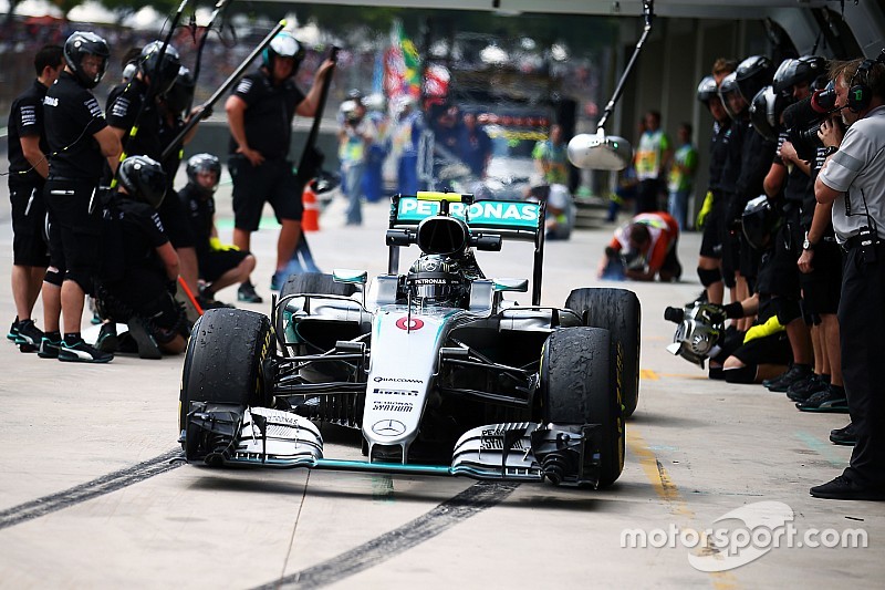 Mercedes: spostata la piazzuola del pit stop per un avvallamento