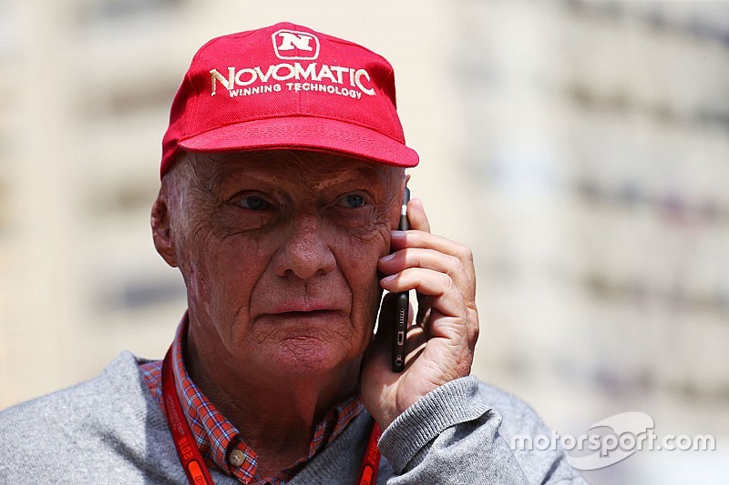 Lauda met handen in het haar: