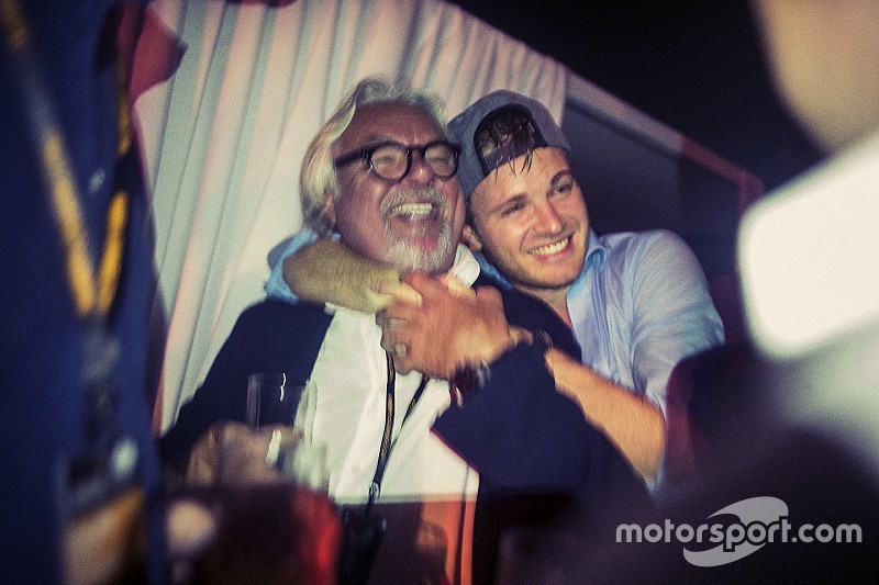 Photos - Les coulisses du titre de Nico Rosberg