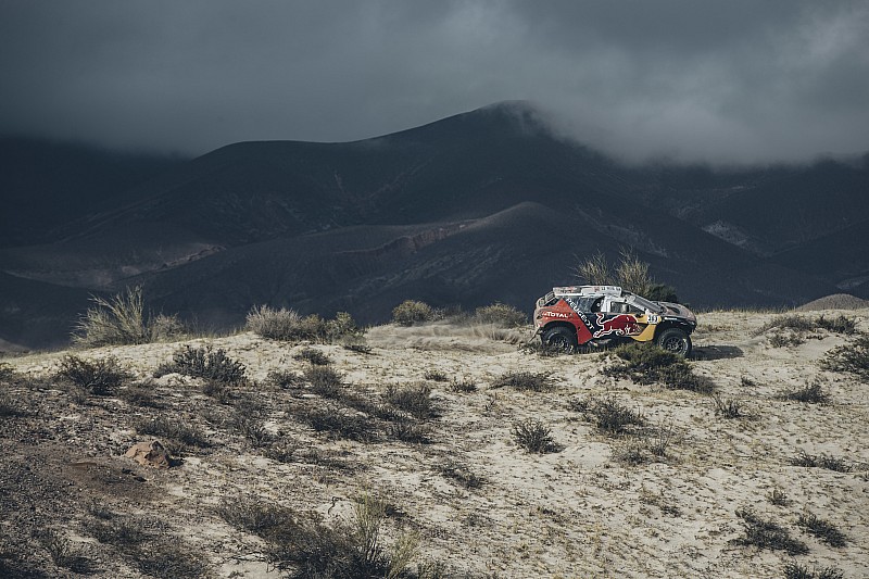 Vídeo: Un rapero, de copiloto de Carlos Sainz