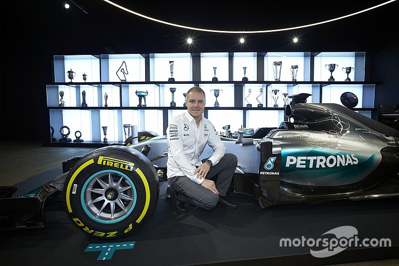 In beeld: Valtteri Bottas tekent F1-contract bij Mercedes