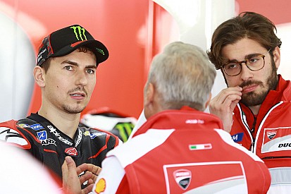 Lorenzo visitó la fábrica de Ducati el día antes de su presentación