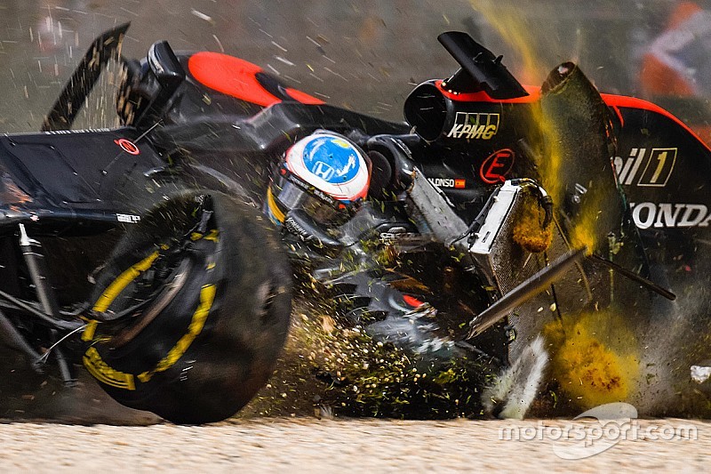 GALERÍA: el terrible accidente de Alonso en el GP de Australia