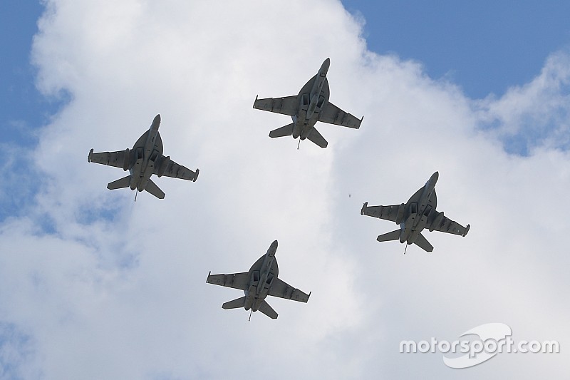 Vadászgép az F1-es pálya felett