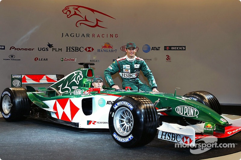 Christian Klien ve Mark Webber pose ve yeni Jaguar R5