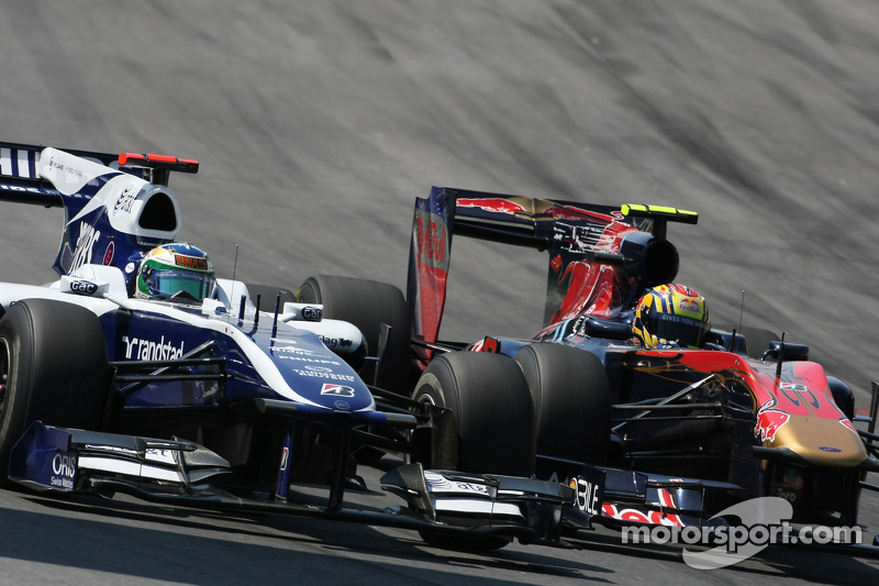 Rubens Barrichello, Williams F1 Team and Jaime Alguersuari, Scuderia Toro Rosso