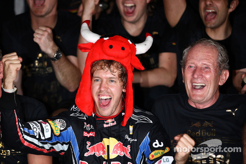 Переможець гонки та чемпіон світу 2010 року Себастьян Феттель, Red Bull Racing, святкує разом з кома