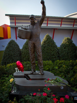 Dale-Earnhardt-Statue in Daytona