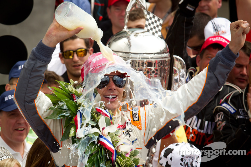 Dan Wheldon en zijn melkdouche