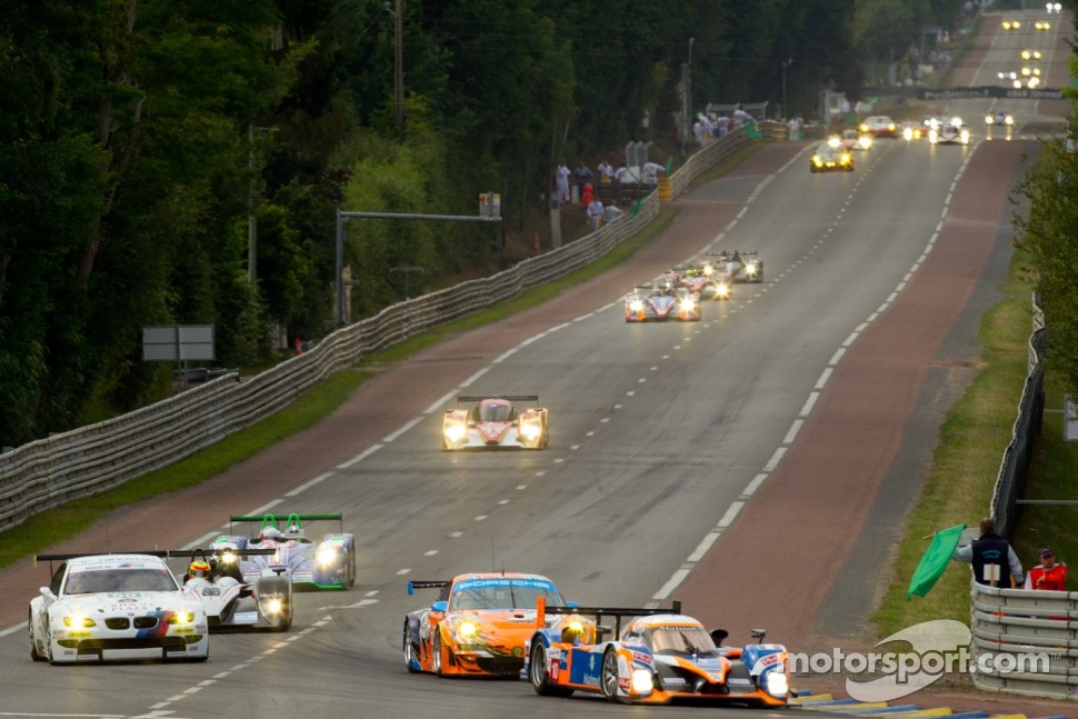 #10 Team Oreca Matmut Peugeot 908 HDI-FAP: Nicolas Lapierre, Loic Duval, Olivier Panis leads a group of cars at the start of the session