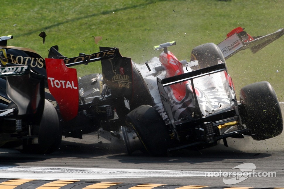 A crash caused by Vitantonio Liuzzi, HRT F1 Team, including Vitaly Petrov, Lotus Renault GP