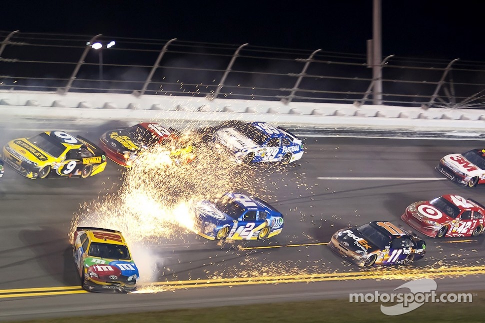 Kyle Busch, Joe Gibbs Racing Toyota gets loose in the lap-74 crash