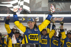Victory Lane: Sieger Matt Kenseth feiert